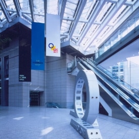 ビーウィズ株式会社の新宿センターが入るビルのエントランス