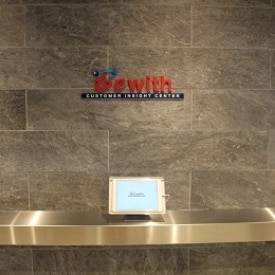 ビーウィズ株式会社の新宿センターのエントランス