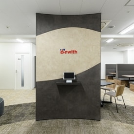 ビーウィズ株式会社の札幌第四センターのエントランス