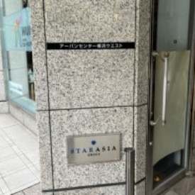 ビーウィズ株式会社の横浜第一センターが入るビルのエントランス