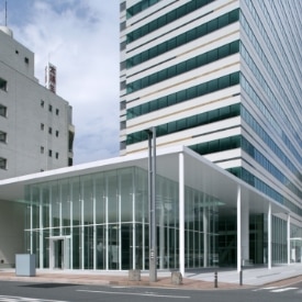 ビーウィズ株式会社の横浜第三センターが入るビルのエントランス