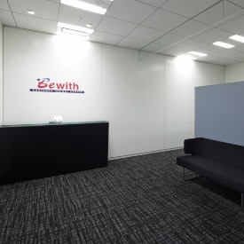 ビーウィズ株式会社の横浜第三センターのエントランス