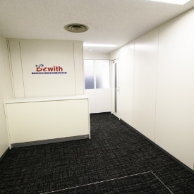 ビーウィズ株式会社の松山センターのエントランス