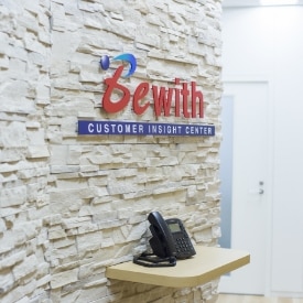 ビーウィズ株式会社の福岡第一センターのエントランス