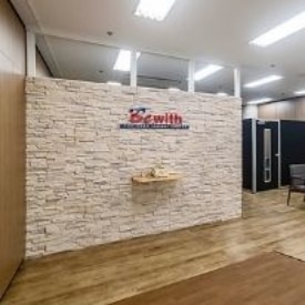 ビーウィズ株式会社の長崎センターのエントランス